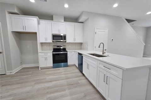 Townhouse in Seminole, Florida 2 bedrooms, 142.51 sq.m. № 2427375 - photo 3