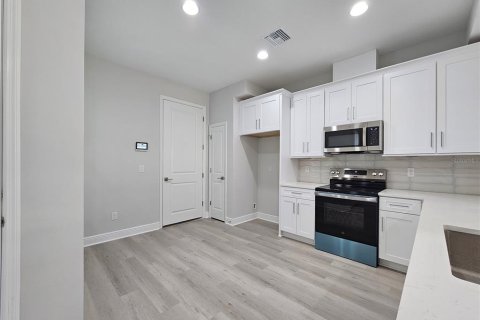 Townhouse in Seminole, Florida 2 bedrooms, 142.51 sq.m. № 2427375 - photo 4