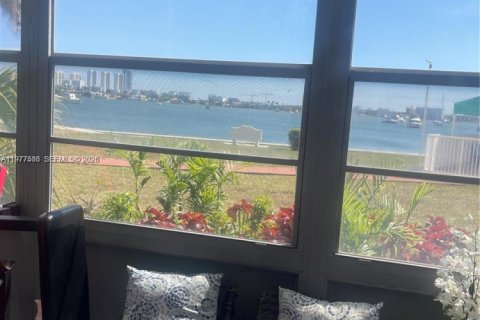 Condominio en venta en Aventura, Florida, 1 dormitorio, 71.35 m2 № 2044254 - foto 2