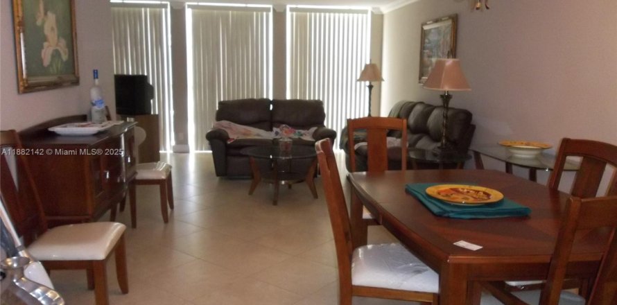 Condominio en Hallandale Beach, Florida, 2 dormitorios № 1929368