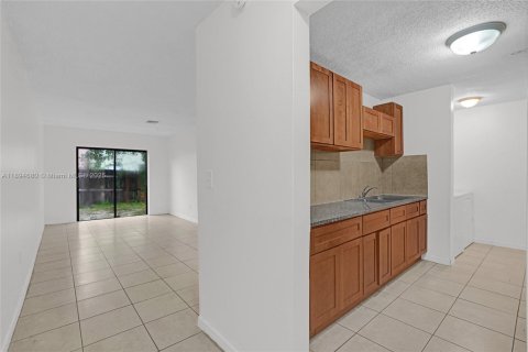 House in Miami Gardens, Florida 3 bedrooms, 107.02 sq.m. № 1947123 - photo 8
