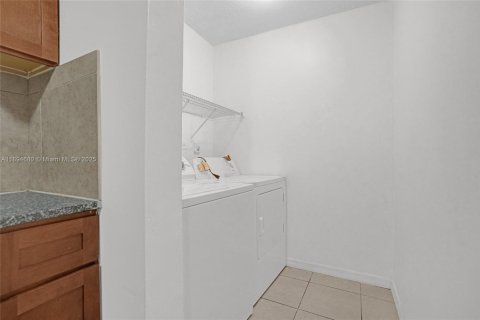 House in Miami Gardens, Florida 3 bedrooms, 107.02 sq.m. № 1947123 - photo 5