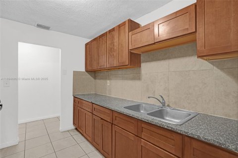 House in Miami Gardens, Florida 3 bedrooms, 107.02 sq.m. № 1947123 - photo 6