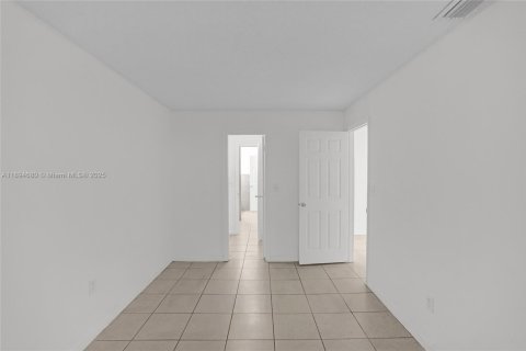 House in Miami Gardens, Florida 3 bedrooms, 107.02 sq.m. № 1947123 - photo 16