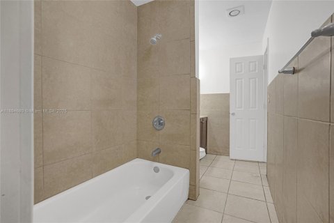 House in Miami Gardens, Florida 3 bedrooms, 107.02 sq.m. № 1947123 - photo 19