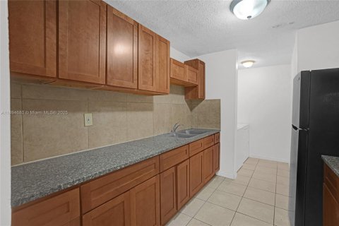 House in Miami Gardens, Florida 3 bedrooms, 107.02 sq.m. № 1947123 - photo 3