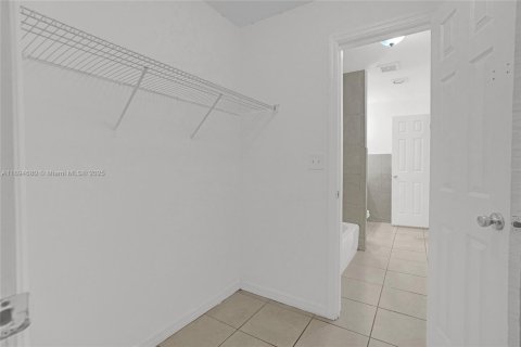 House in Miami Gardens, Florida 3 bedrooms, 107.02 sq.m. № 1947123 - photo 17