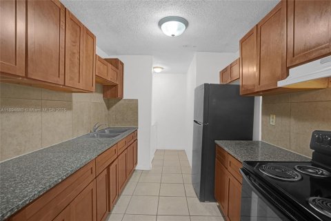 House in Miami Gardens, Florida 3 bedrooms, 107.02 sq.m. № 1947123 - photo 2