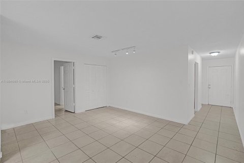 House in Miami Gardens, Florida 3 bedrooms, 107.02 sq.m. № 1947123 - photo 12