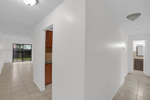 House in Miami Gardens, Florida 3 bedrooms, 107.02 sq.m. № 1947123 - photo 9