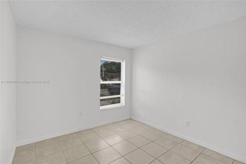 House in Miami Gardens, Florida 3 bedrooms, 107.02 sq.m. № 1947123 - photo 25