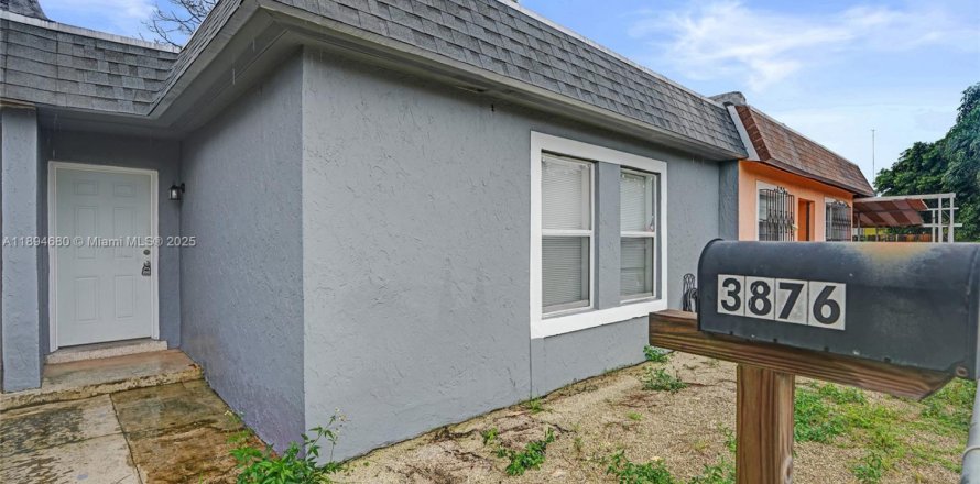 House in Miami Gardens, Florida 3 bedrooms, 107.02 sq.m. № 1947123