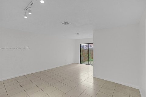 House in Miami Gardens, Florida 3 bedrooms, 107.02 sq.m. № 1947123 - photo 11
