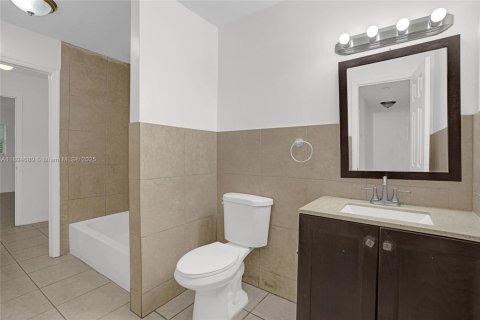 House in Miami Gardens, Florida 3 bedrooms, 107.02 sq.m. № 1947123 - photo 21