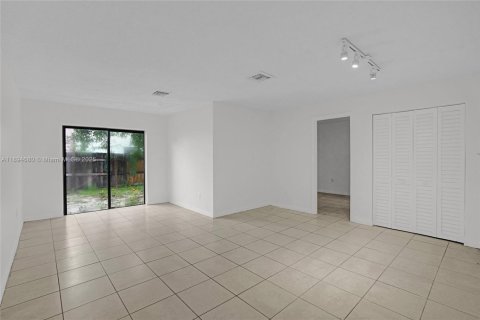 House in Miami Gardens, Florida 3 bedrooms, 107.02 sq.m. № 1947123 - photo 10