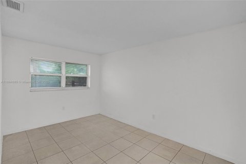 House in Miami Gardens, Florida 3 bedrooms, 107.02 sq.m. № 1947123 - photo 14