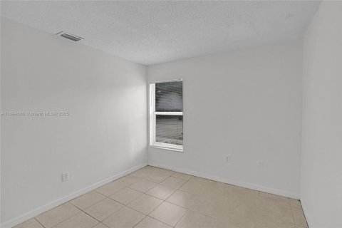 House in Miami Gardens, Florida 3 bedrooms, 107.02 sq.m. № 1947123 - photo 29