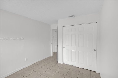 House in Miami Gardens, Florida 3 bedrooms, 107.02 sq.m. № 1947123 - photo 24