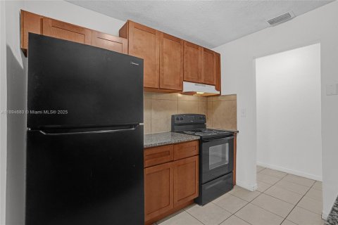 House in Miami Gardens, Florida 3 bedrooms, 107.02 sq.m. № 1947123 - photo 7