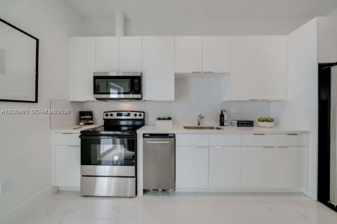 Adosado en venta en Miami, Florida, 3 dormitorios, 100.61 m2 № 2252112 - foto 3