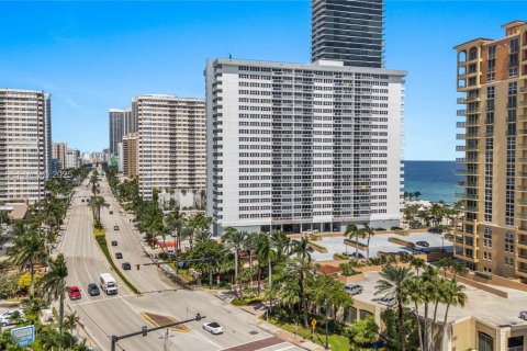 Condo in Hallandale Beach, Florida, 2 bedrooms  № 2034595 - photo 25