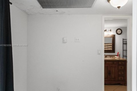 Condo in Hallandale Beach, Florida, 2 bedrooms  № 2034595 - photo 23