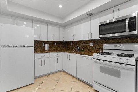 Condo in Hallandale Beach, Florida, 2 bedrooms  № 2034595 - photo 3