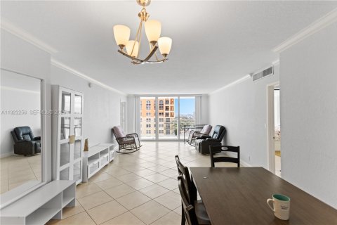 Condo in Hallandale Beach, Florida, 2 bedrooms  № 2034595 - photo 11