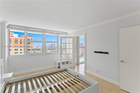 Condo in Hallandale Beach, Florida, 2 bedrooms  № 2034595 - photo 22