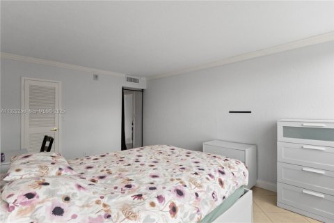 Condo in Hallandale Beach, Florida, 2 bedrooms  № 2034595 - photo 27