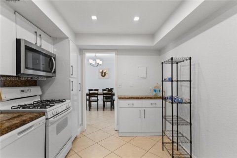 Condo in Hallandale Beach, Florida, 2 bedrooms  № 2034595 - photo 6