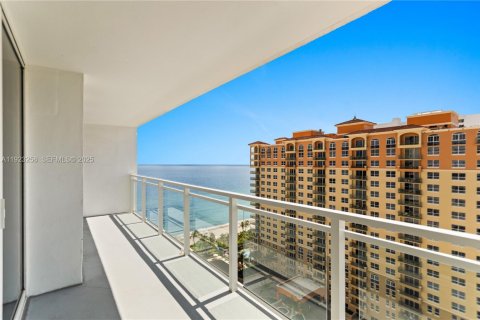 Condo in Hallandale Beach, Florida, 2 bedrooms  № 2034595 - photo 2