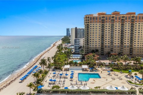 Condo in Hallandale Beach, Florida, 2 bedrooms  № 2034595 - photo 26