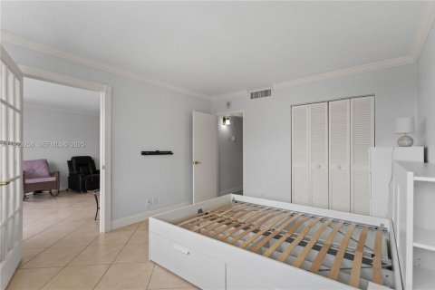Condo in Hallandale Beach, Florida, 2 bedrooms  № 2034595 - photo 30