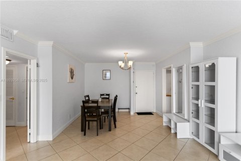 Condo in Hallandale Beach, Florida, 2 bedrooms  № 2034595 - photo 9