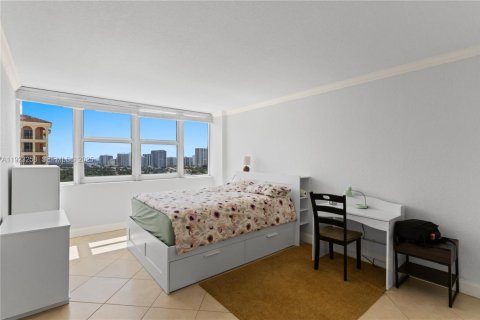 Condo in Hallandale Beach, Florida, 2 bedrooms  № 2034595 - photo 19