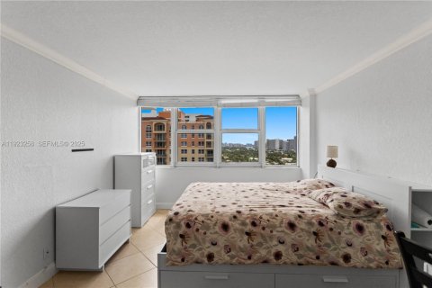Condo in Hallandale Beach, Florida, 2 bedrooms  № 2034595 - photo 18