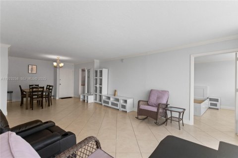 Condo in Hallandale Beach, Florida, 2 bedrooms  № 2034595 - photo 13