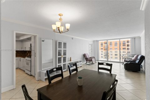 Condo in Hallandale Beach, Florida, 2 bedrooms  № 2034595 - photo 10