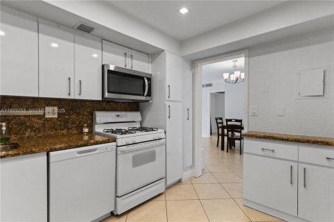 Condo in Hallandale Beach, Florida, 2 bedrooms  № 2034595 - photo 4