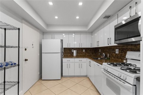 Condo in Hallandale Beach, Florida, 2 bedrooms  № 2034595 - photo 5