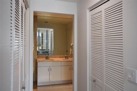 Condo in Miami, Florida, 3 bedrooms  № 2052994 - photo 24