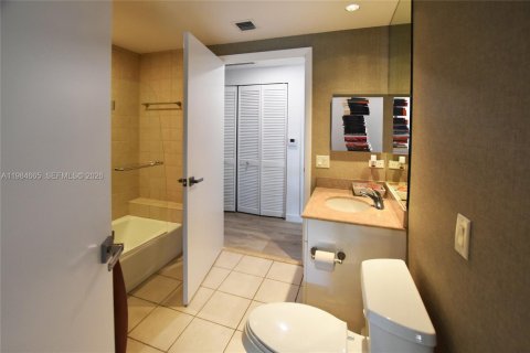 Condo in Miami, Florida, 3 bedrooms  № 2052994 - photo 20