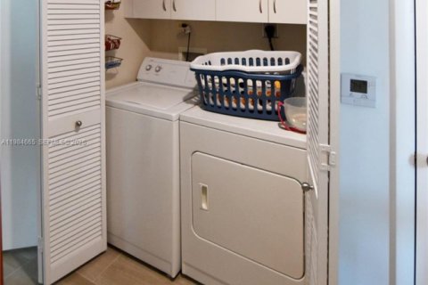 Condo in Miami, Florida, 3 bedrooms  № 2052994 - photo 29