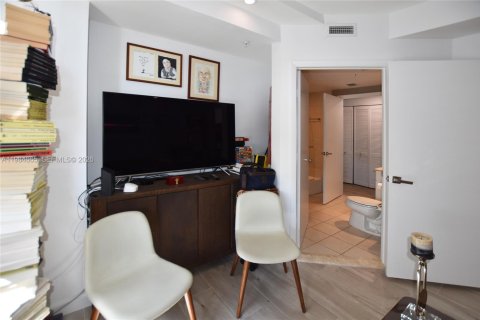 Condo in Miami, Florida, 3 bedrooms  № 2052994 - photo 17