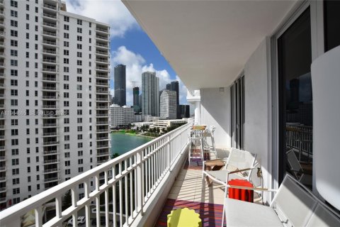 Condo in Miami, Florida, 3 bedrooms  № 2052994