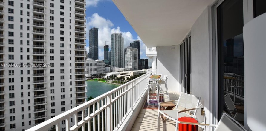 Condo in Miami, Florida, 3 bedrooms  № 2052994