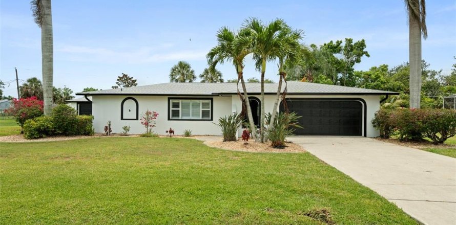 House in Punta Gorda, Florida 3 bedrooms, 155.05 sq.m. № 1777087