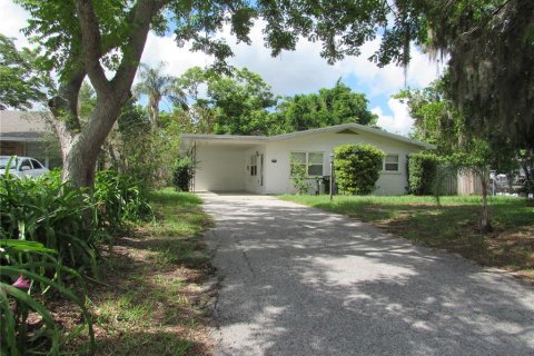 House in Clermont, Florida 2 bedrooms, 96.99 sq.m. № 1799943 - photo 1