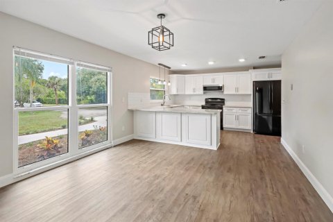 House in Vero Beach, Florida 4 bedrooms, 240.62 sq.m. № 2146170 - photo 11